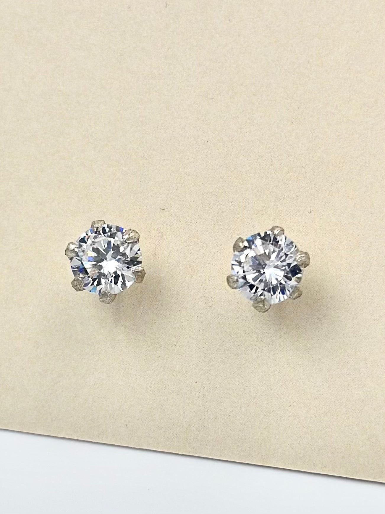 Zircon studded, solitaire style basic studs in sterling silver