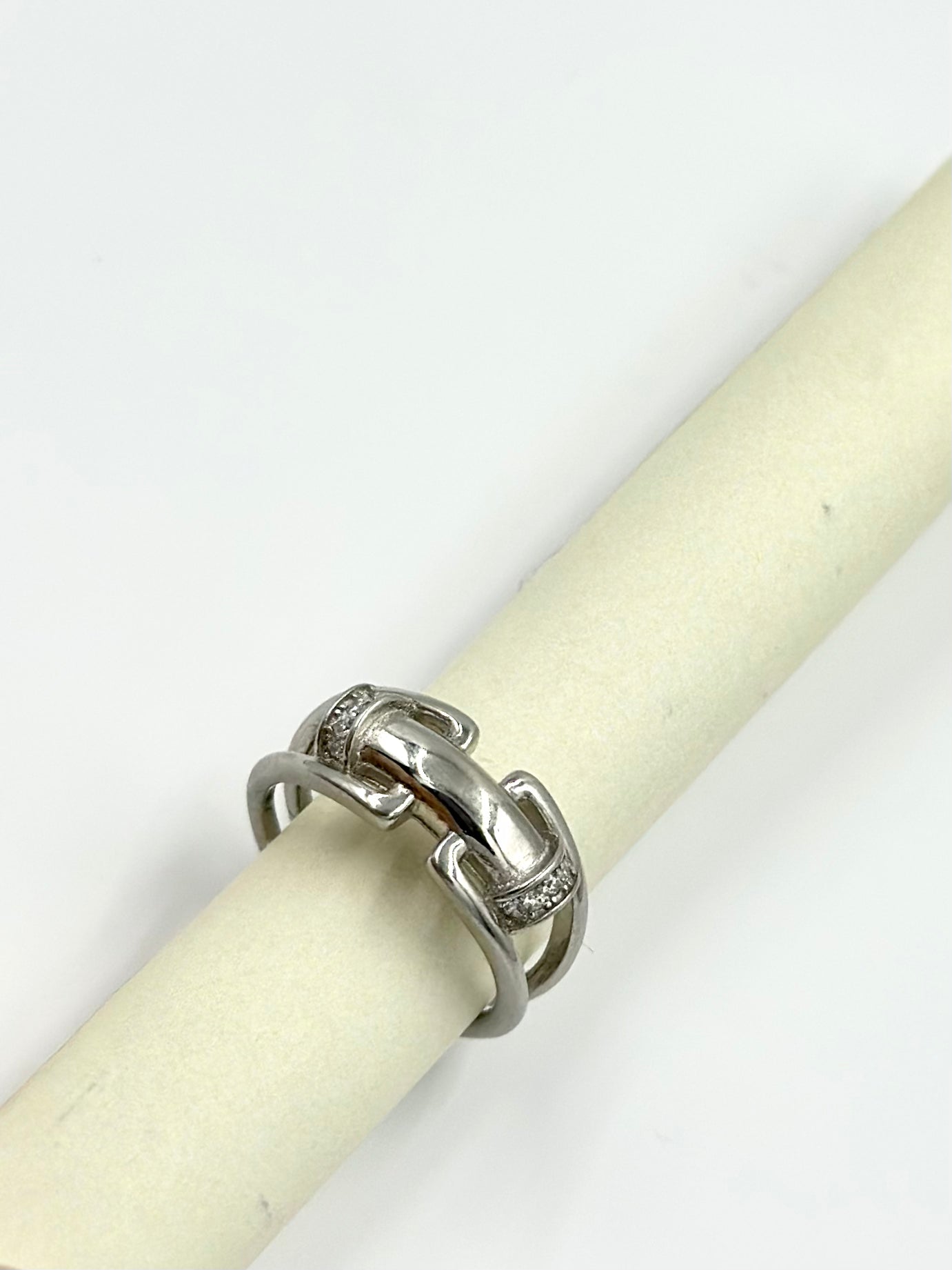 Zircon studded sterling silver band ring