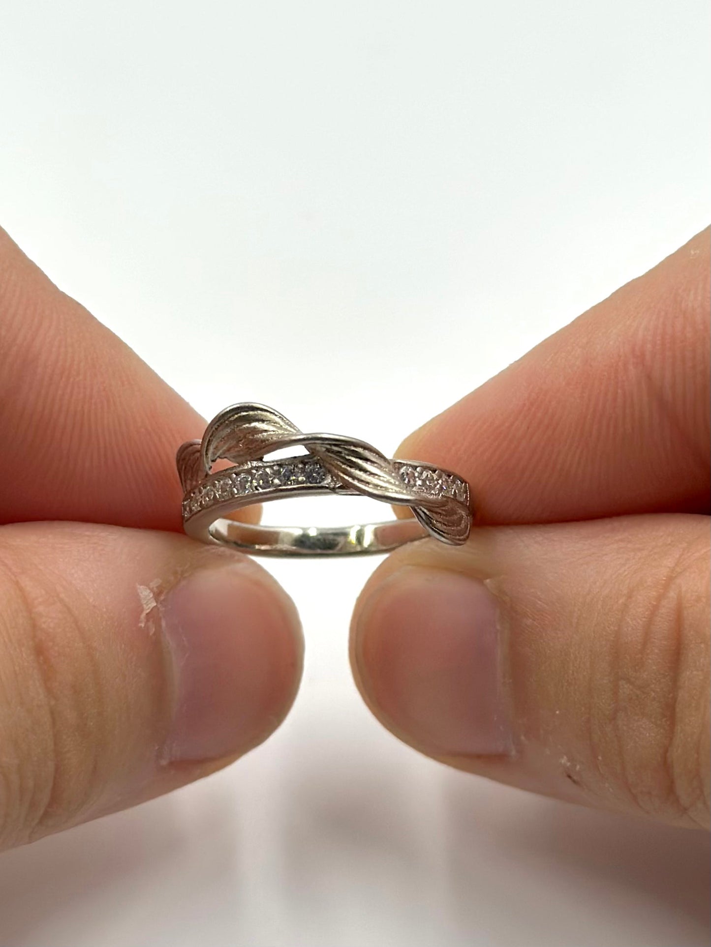 Zircon studded sterling silver band ring