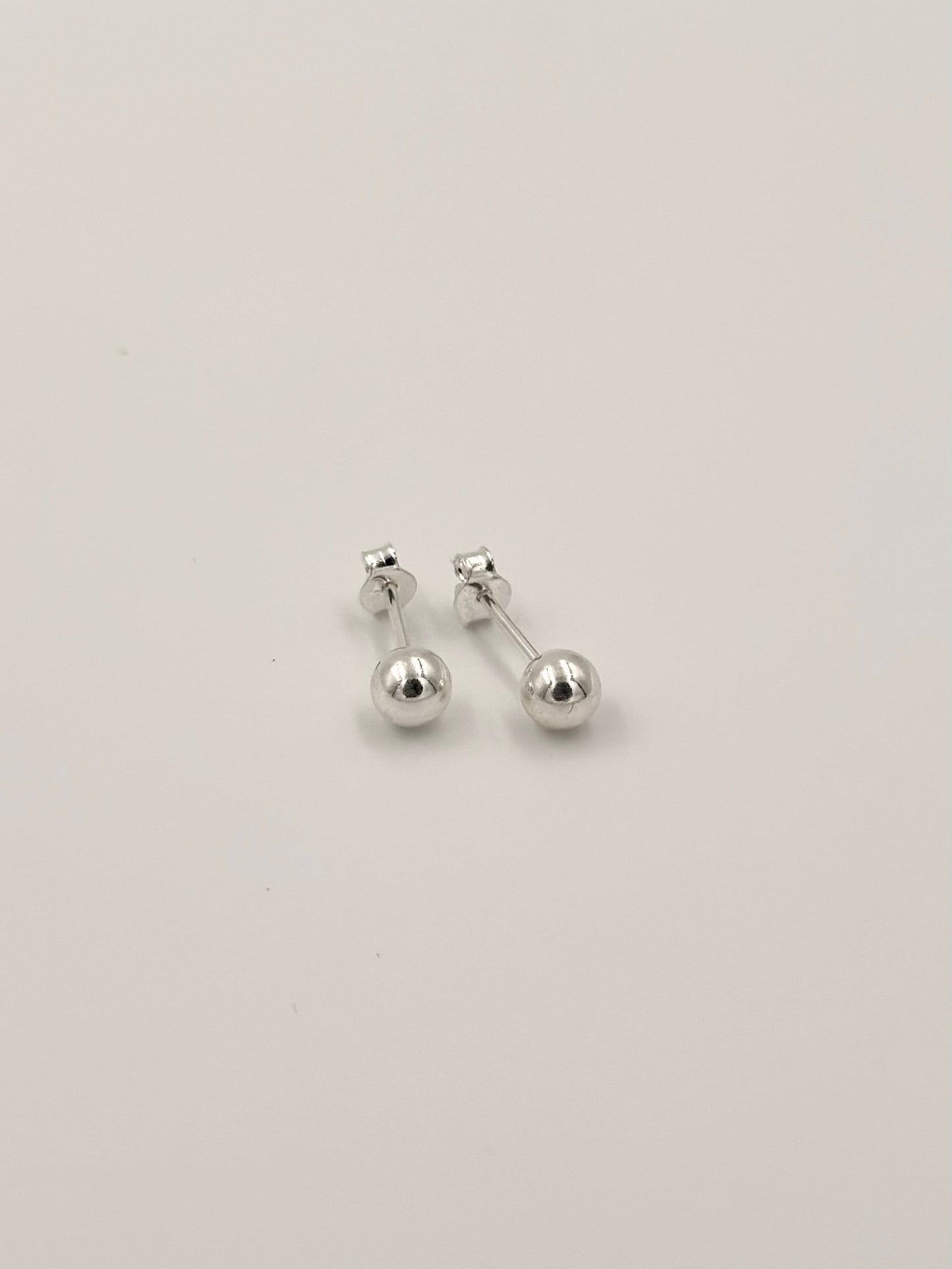 Basic, round, steerling silver studs