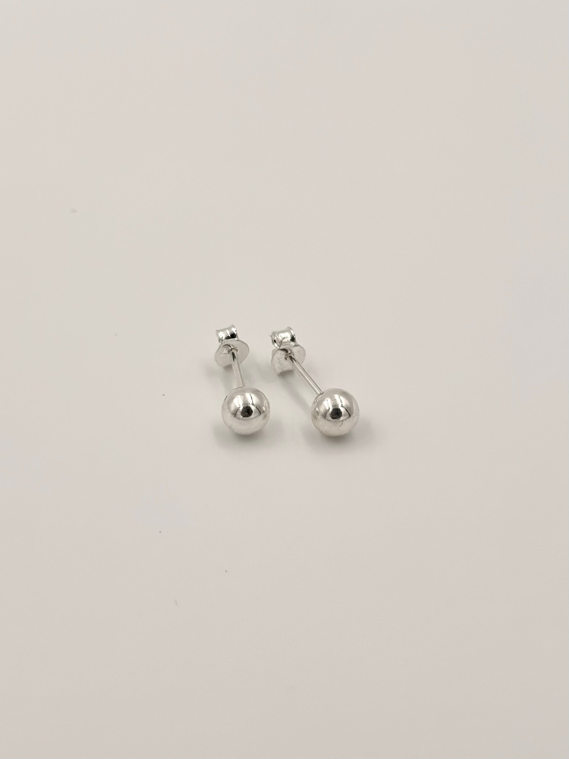 Basic, round, steerling silver studs