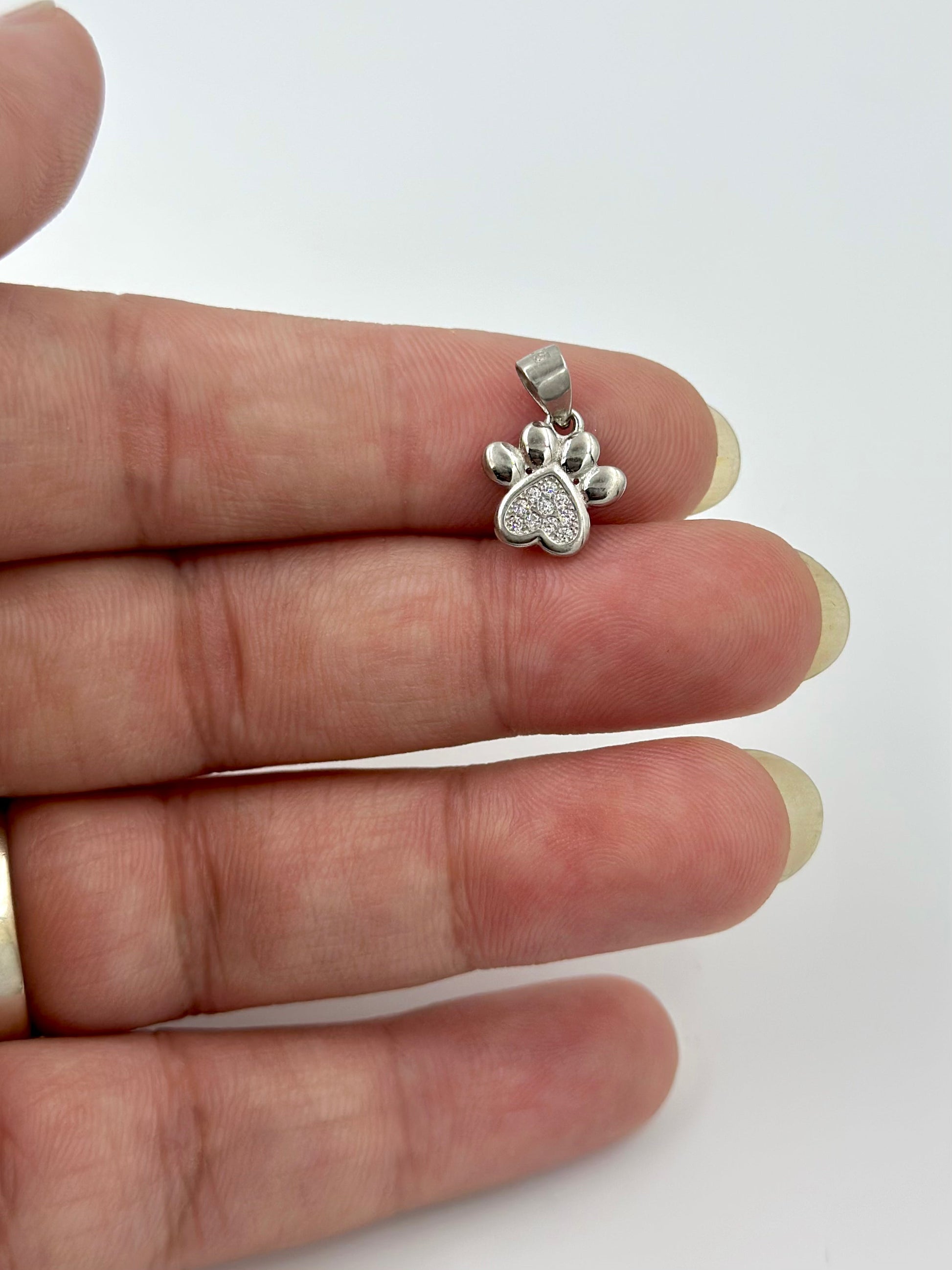 Zircon studded sterling silver pendant