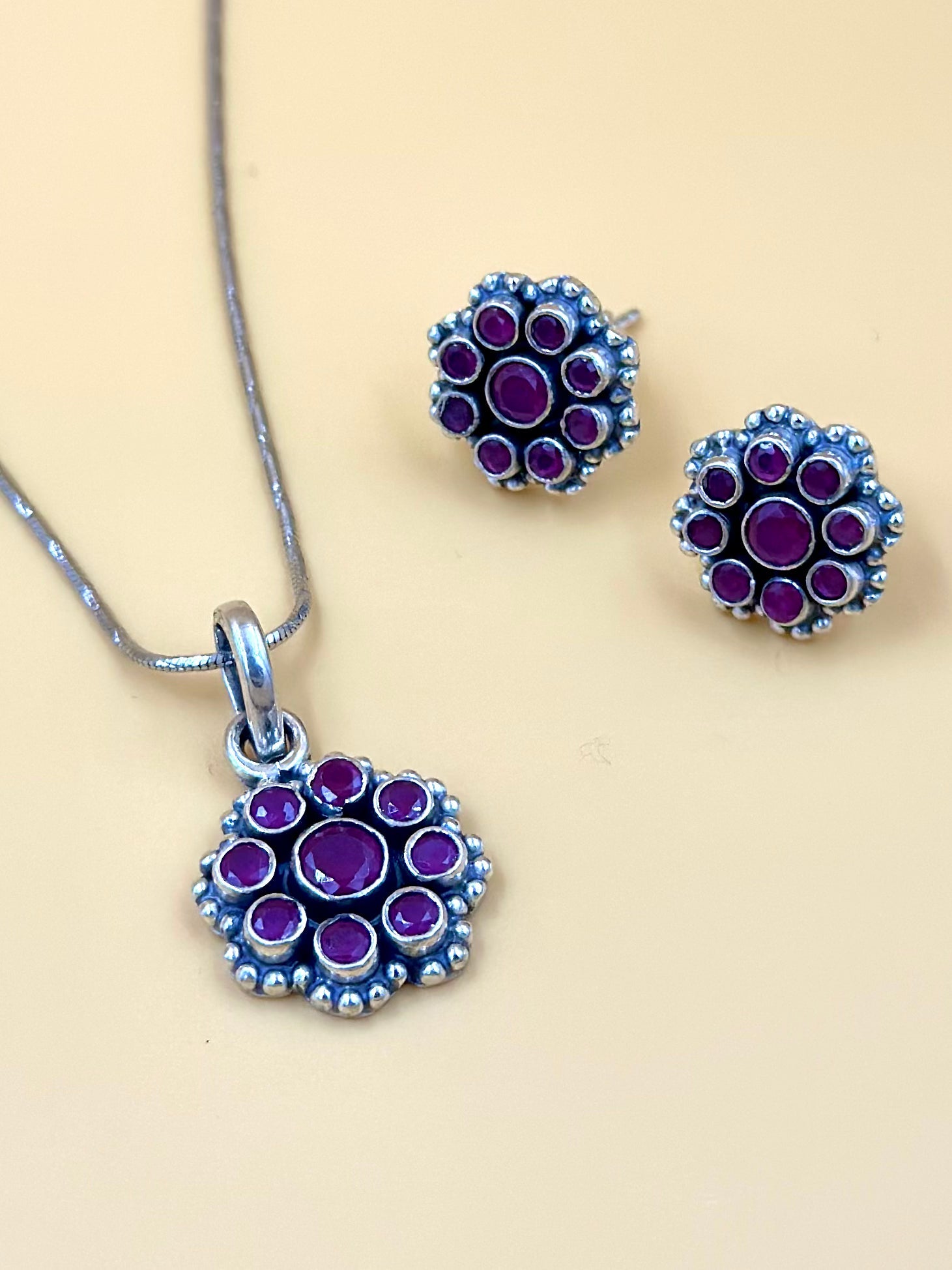 Flower shaped, oxidised sterling silver pendant set