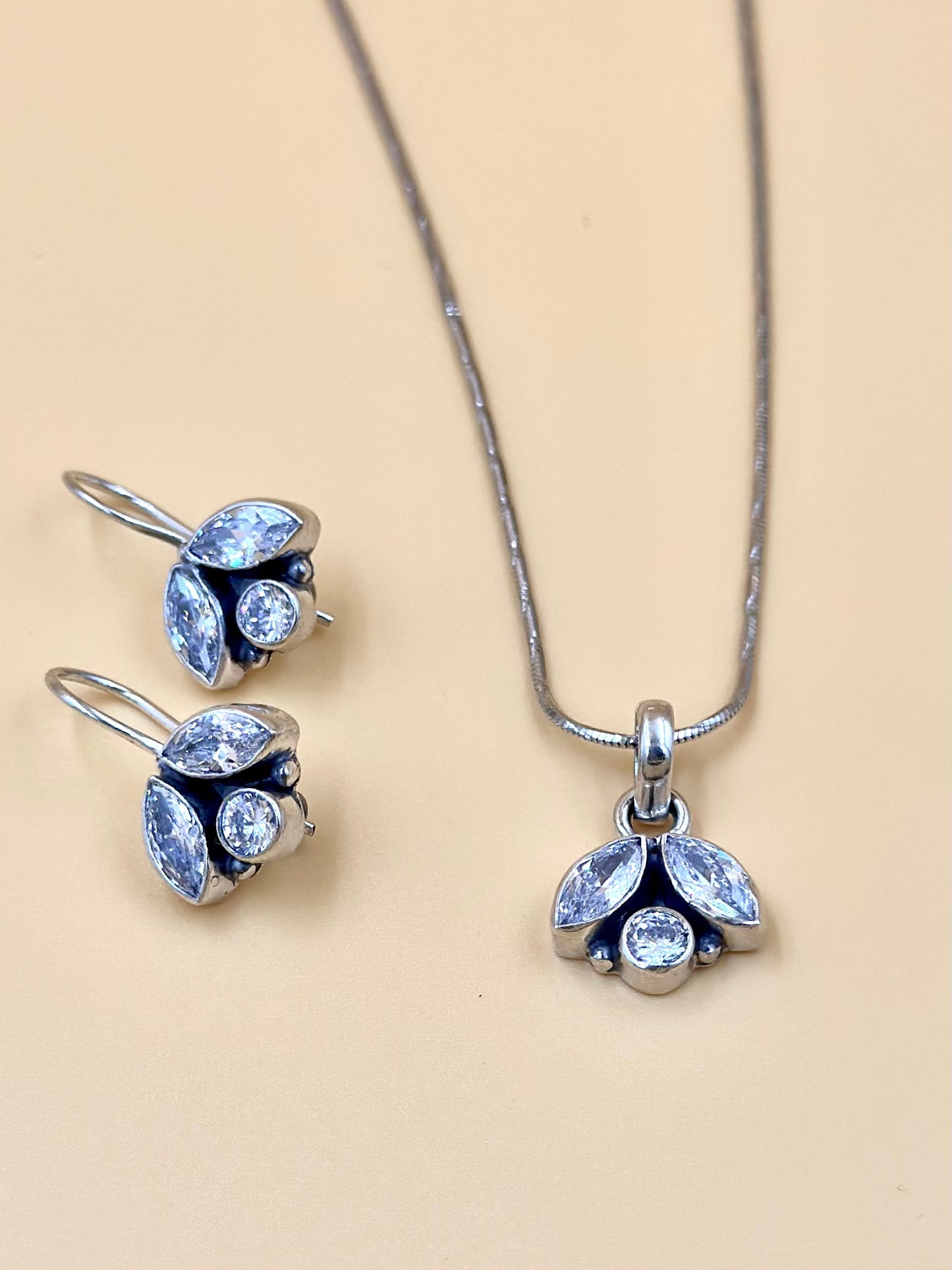 Zircon studded, leaf shaped sterling silver pendant set