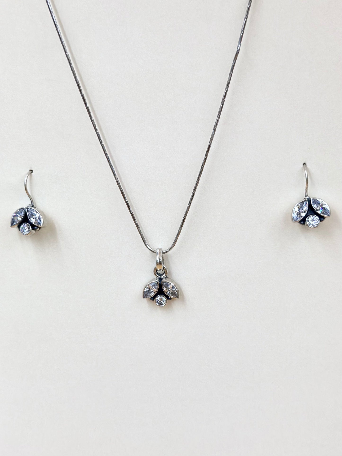 Zircon studded, leaf shaped sterling silver pendant set