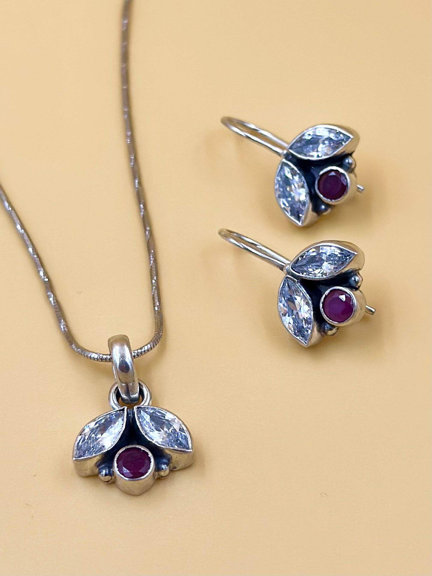 Zircon and stone studded, leaf shaped sterling silver pendant set