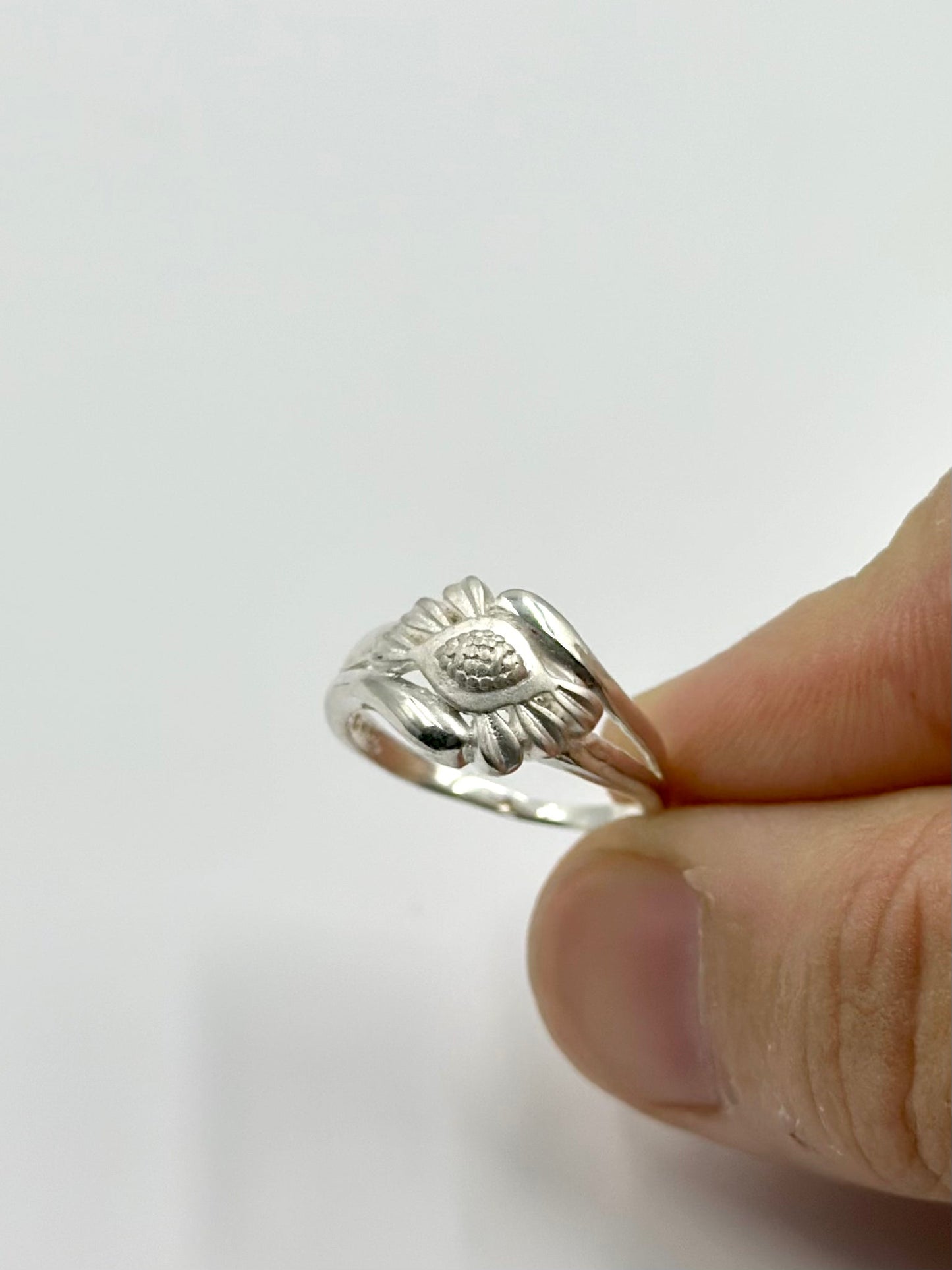 Flower shaped sterling silver artisanal ring