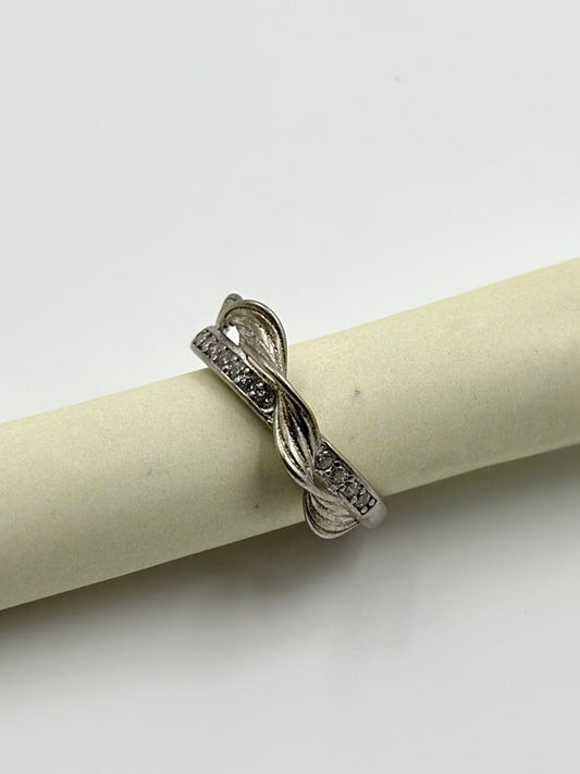 Zircon studded sterling silver band ring