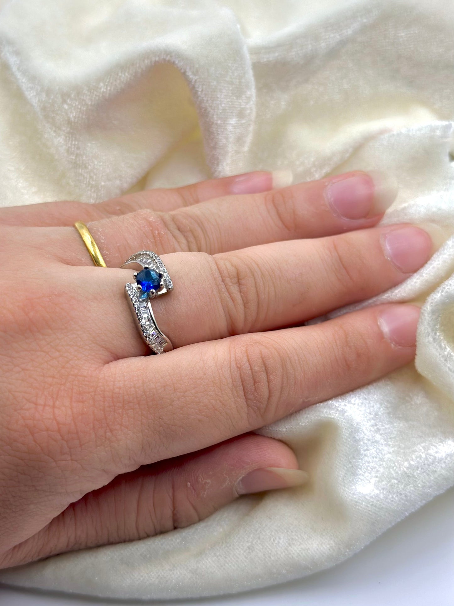 Zircon studded with a stone sterling silver cocktail ring